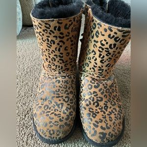 UGG Big Kids Leopard Bailey Bow size 4